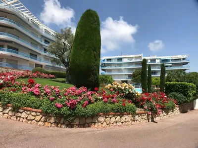 Jardin de l'établissement Spacious 3 bed App with pool 5min to JLP beach Ideal for 2 families or 8 people