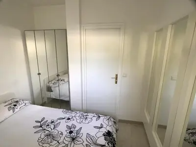 Un ou plusieurs lits dans un hébergement de l'établissement Spacious 3 bed App with pool 5min to JLP beach Ideal for 2 families or 8 people