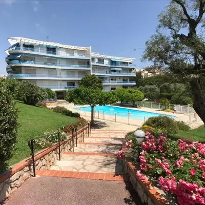 Spacious 3 bed App with pool 5min to JLP beach Ideal for 2 families or 8 people