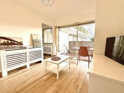 Télévision ou salle de divertissement dans l'établissement Studio cosy a juan les pins
