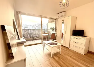 Télévision ou salle de divertissement dans l'établissement Studio cosy a juan les pins