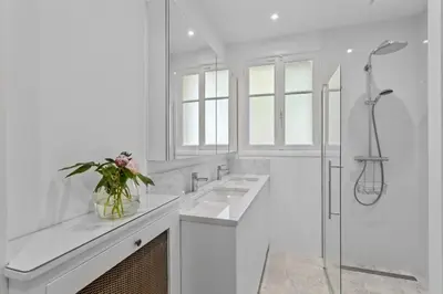 Salle de bains dans l'établissement REF 2177- Exceptional Villa in the Heart of Cannes 5mins from La Croisette