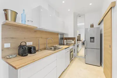Cuisine ou kitchenette dans l'établissement 2 chambres , 131 rue d'antibes