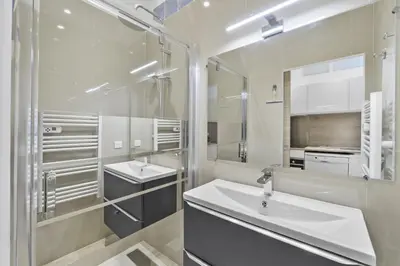 Salle de bains dans l'établissement 2 chambres , 131 rue d'antibes
