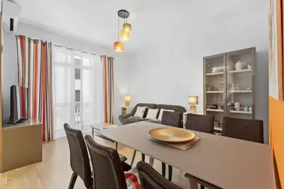 Coin salon dans l'établissement 2 chambres , 131 rue d'antibes
