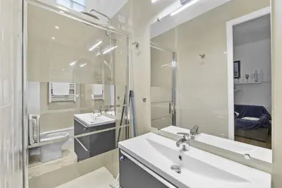 Salle de bains dans l'établissement 1 chambres , 131 rue d'antibes