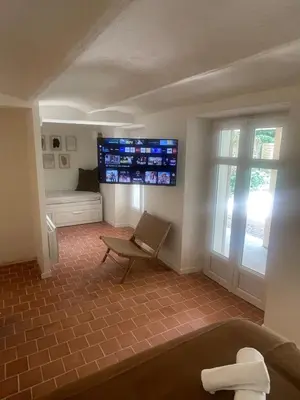 Télévision ou salle de divertissement dans l'établissement Studio La Croisette Cannes La Croix d'Or 2