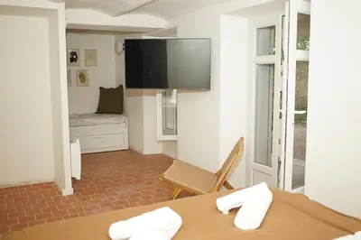 Télévision ou salle de divertissement dans l'établissement Studio La Croisette Cannes La Croix d'Or 2
