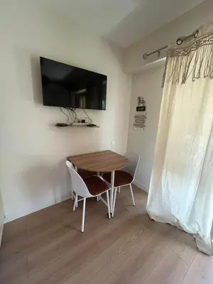 Télévision ou salle de divertissement dans l'établissement Studio rénové à 100 mètres de la plage