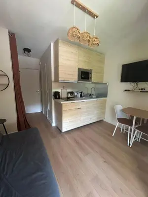 Cuisine ou kitchenette dans l'établissement Studio rénové à 100 mètres de la plage