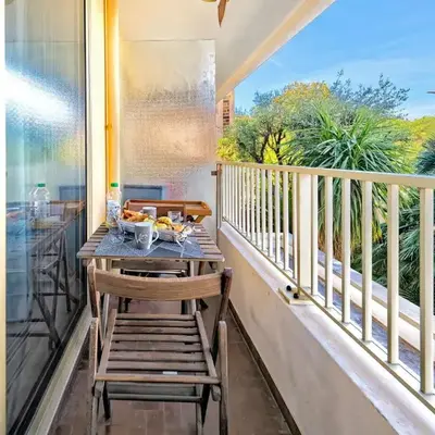 Studio rénové à 100 mètres de la plage