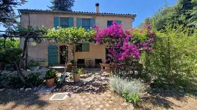 Jardin de l'établissement Un petit coin de tranquile près de la mer