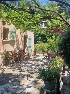 Jardin de l'établissement Un petit coin de tranquile près de la mer