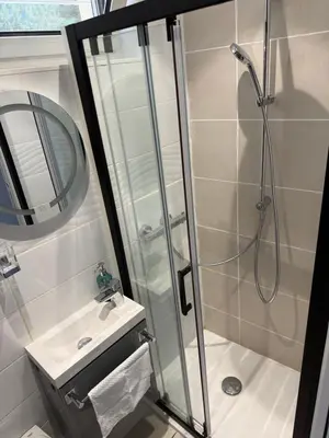 Salle de bains dans l'établissement Studio cosy avec piscine proche du bord de mer