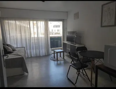 Télévision ou salle de divertissement dans l'établissement Beautiful apartment, sea, air conditioning, internet