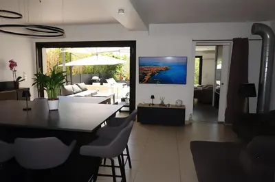 Coin salon dans l'établissement Magnifique Villa californienne avec piscine privative