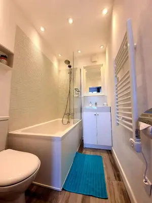 Salle de bains dans l'établissement L'Amiral Barnaud - Appt proche de la plage