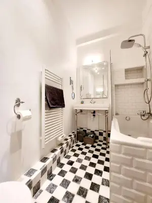 Salle de bains dans l'établissement La Tour Antiboise - dans le vieil Antibes