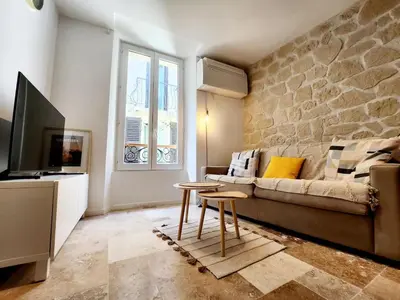 Télévision ou salle de divertissement dans l'établissement Le Borello Bleu - Joli T2 dans le Vieil Antibes