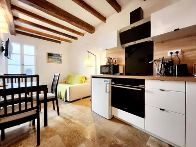 Cuisine ou kitchenette dans l'établissement Le Cauvi - Climatisé proche de la plage