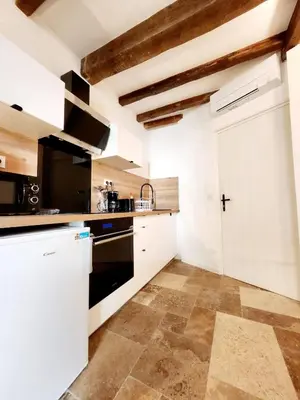 Cuisine ou kitchenette dans l'établissement Le Cauvi - Climatisé proche de la plage