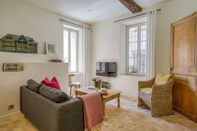 Télévision ou salle de divertissement dans l'établissement L'Orme Antibois - En plein cœur du vieil Antibes