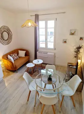 Coin salon dans l'établissement Le Dambra - dans le vieil antibes