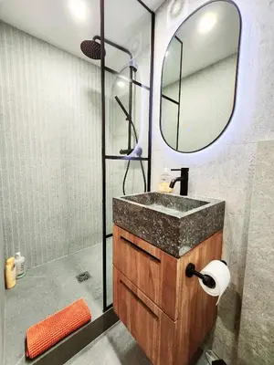 Salle de bains dans l'établissement La Fourmi Azuréenne - Studio dans le Vieil Antibes
