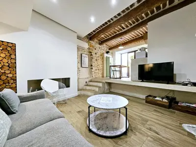 Télévision ou salle de divertissement dans l'établissement Le Bain Méditerranéen - Joli T2 dans le vieil Antibes