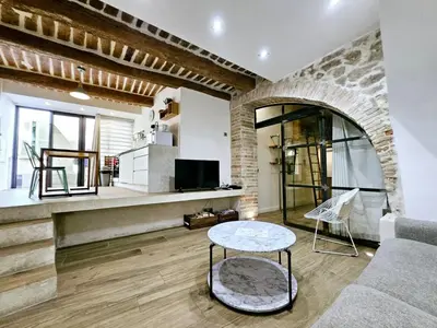 Télévision ou salle de divertissement dans l'établissement Le Bain Méditerranéen - Joli T2 dans le vieil Antibes
