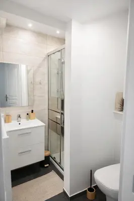 Salle de bains dans l'établissement Grand studio cosy avec cinéma - Plage & vieil Antibes à pied
