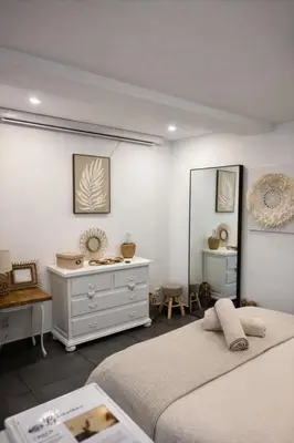 Un ou plusieurs lits dans un hébergement de l'établissement Grand studio cosy avec cinéma - Plage & vieil Antibes à pied