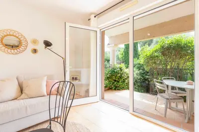 Balcon ou terrasse dans l'établissement Exceptional 1-Bedroom Apartment 300m from Garoupe Beach Cap d’Antibes