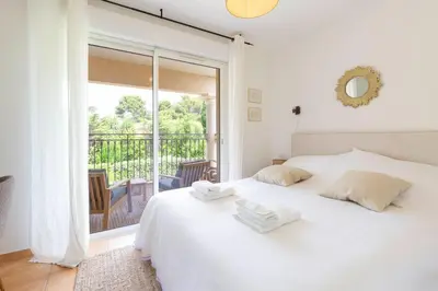 Un ou plusieurs lits dans un hébergement de l'établissement Exceptional 1-Bedroom Apartment 300m from Garoupe Beach Cap d’Antibes