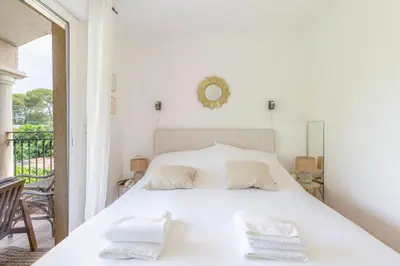 Un ou plusieurs lits dans un hébergement de l'établissement Exceptional 1-Bedroom Apartment 300m from Garoupe Beach Cap d’Antibes