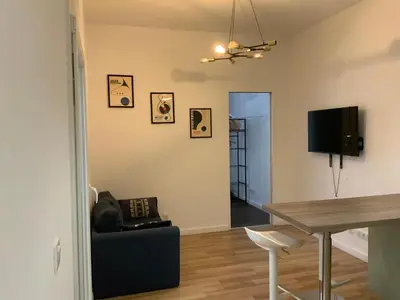Télévision ou salle de divertissement dans l'établissement appartement palmiers 2 pieces