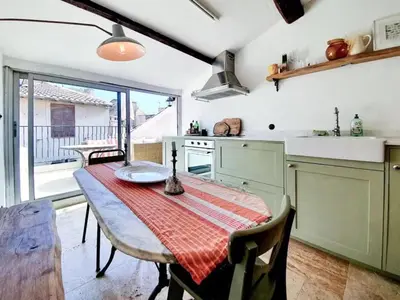 Cuisine ou kitchenette dans l'établissement Le Karlstrom - Charmante maison au coeur du Viel Antibes