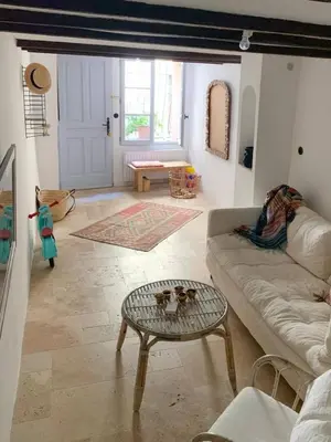 Coin salon dans l'établissement Le Karlstrom - Charmante maison au coeur du Viel Antibes