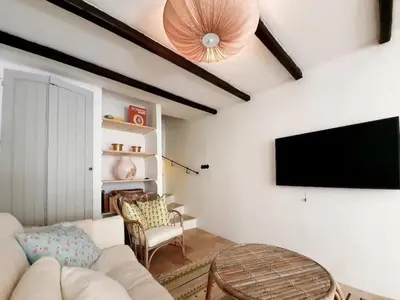 Télévision ou salle de divertissement dans l'établissement Le Karlstrom - Charmante maison au coeur du Viel Antibes