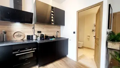 Cuisine ou kitchenette dans l'établissement Le Nimentina - Appartement dans le vieil Antibes