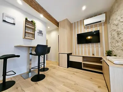 Télévision ou salle de divertissement dans l'établissement Le Rempart Studio - Charmant Studio Vieil Antibes