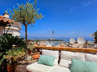 Vue générale sur la mer ou vue sur la mer prise depuis l'appartement