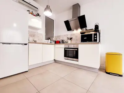 Cuisine ou kitchenette dans l'établissement Le Thuret Fleuri - T3 avec Terrasse