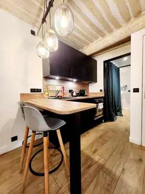 Cuisine ou kitchenette dans l'établissement Le Garino - moins d'un km de la plage