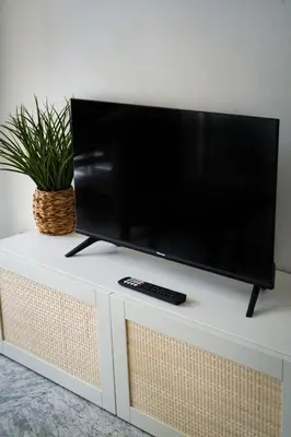 Télévision ou salle de divertissement dans l'établissement Charmant 2 Pièces à 150 mètres de la Plage