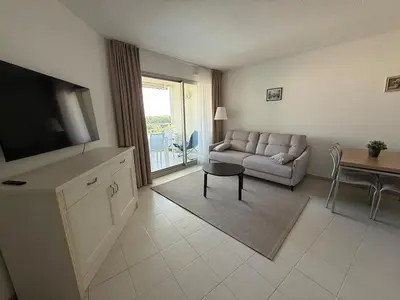 Télévision ou salle de divertissement dans l'établissement Appartements en bord de mer