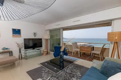 Vue générale sur la mer ou vue sur la mer prise depuis l'appartement