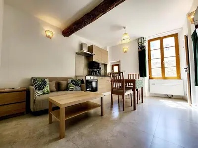 Cuisine ou kitchenette dans l'établissement Les Marc - 5 logements dans le Vieil Antibes