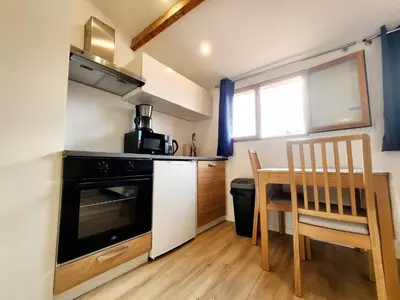 Cuisine ou kitchenette dans l'établissement Les Marc - 5 logements dans le Vieil Antibes