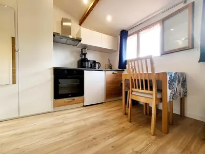 Cuisine ou kitchenette dans l'établissement Les Marc - 5 logements dans le Vieil Antibes